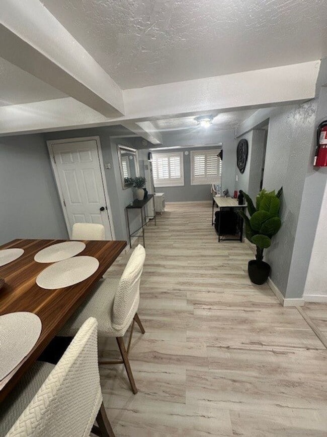 Building Photo - Nicely renovated 2Bd 2Ba house with large yard and pet friendly!! Available for a seasonal rental...