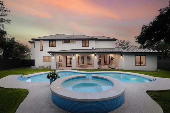 Building Photo - 1800 Bay Hill Dr