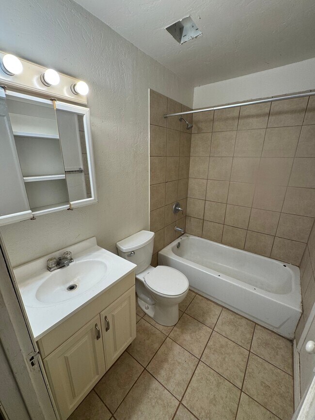 Building Photo - 211 SW 36th Ave
