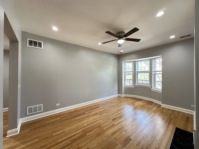 Building Photo - 4452 N Sheridan Rd