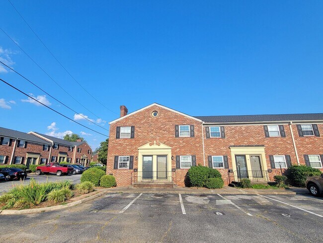 Building Photo - 2530 E North St