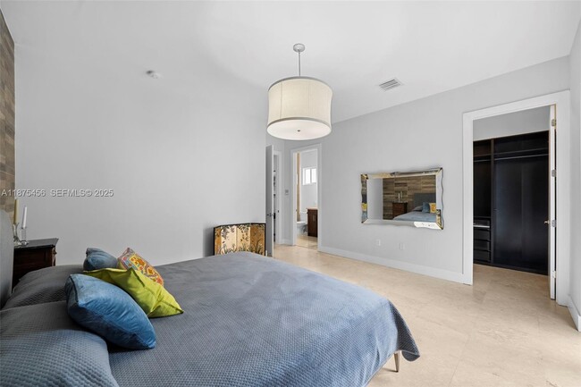 Building Photo - 3506 NE 166th St