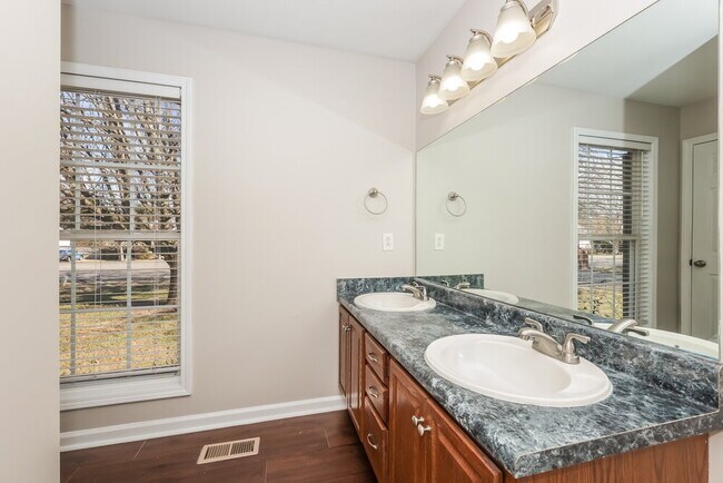 Building Photo - 3323 Meadowhill Dr