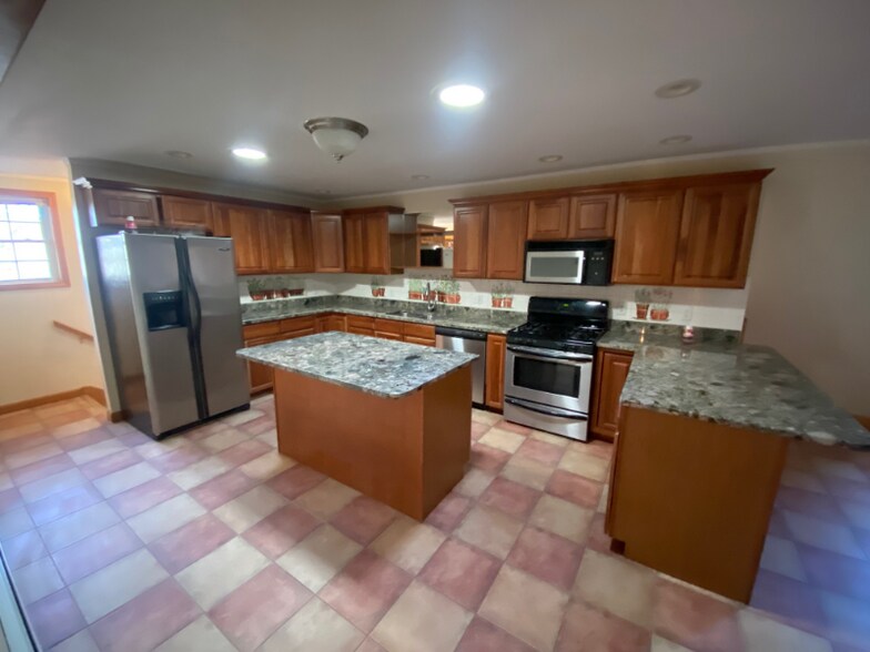 Building Photo - 494 Main St