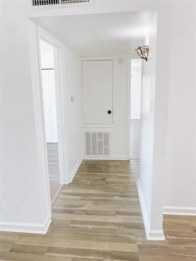 Building Photo - 14555 Wunderlich Dr