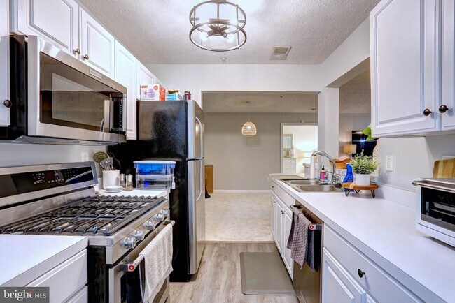 Building Photo - 2056 Quaker Way