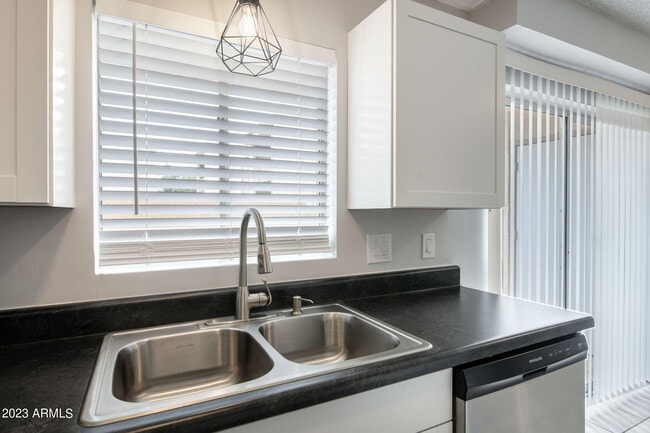 Building Photo - 3522 W Dunlap Ave