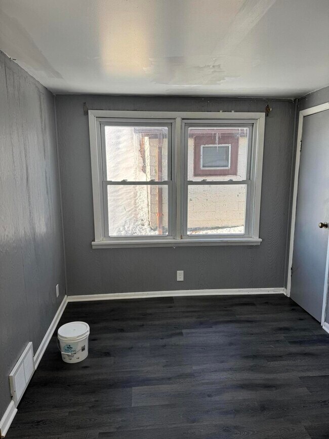 Building Photo - 1802 W Keefe Ave