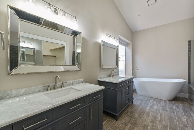 Building Photo - Ironwood Village - Completely Remodeled Interior, Single Level with Pool!