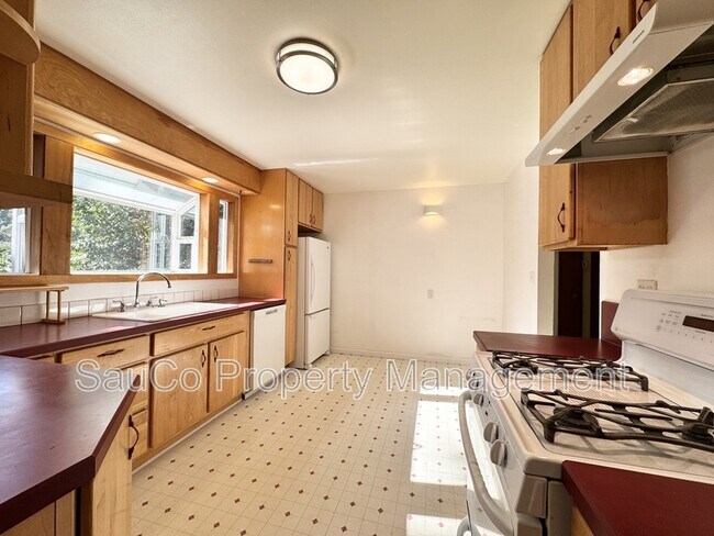 Building Photo - 4751 SW 53rd Ave