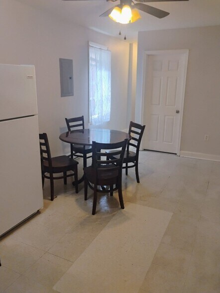 Building Photo - 720 W Market St