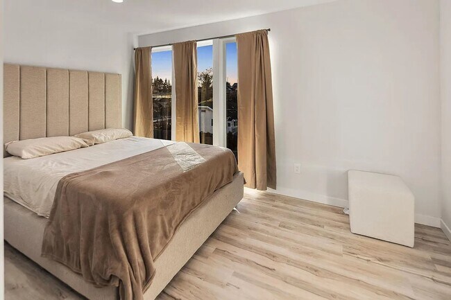 Building Photo - 3 Bed 2 Bathroom White Center Townhouse