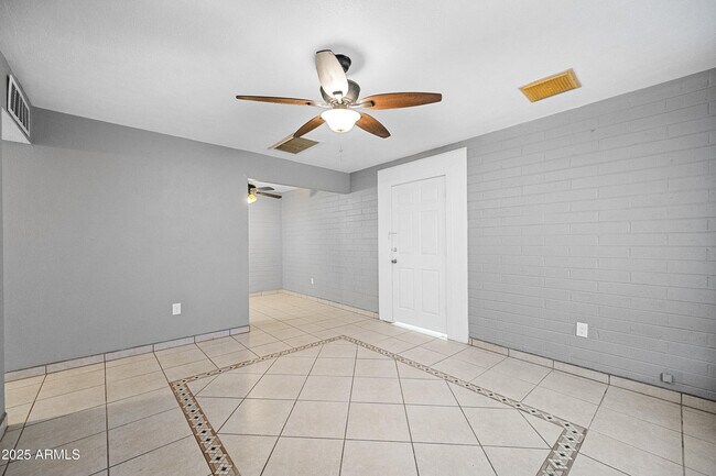 Building Photo - 2057 E 10th St