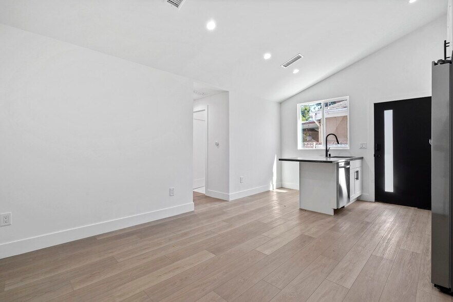 Building Photo - 7906 Oakdale Ave