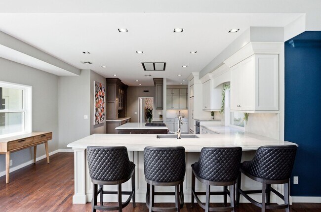 Building Photo - FULLY FURNISHED EXECUTIVE PHOENIX COUNTRY CLUB HOME IN GATED COMMUNITY