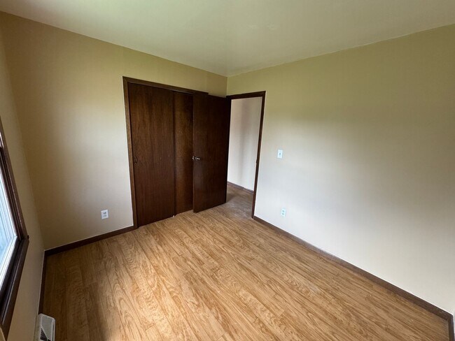 Building Photo - Charming and Spacious East Moline Home!