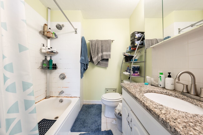 Building Photo - 309 Elm St