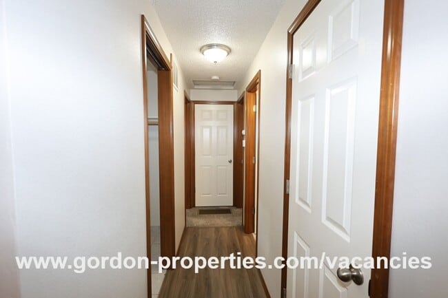 Building Photo - Webster Rd - Gladstone 2 bedroom duplex