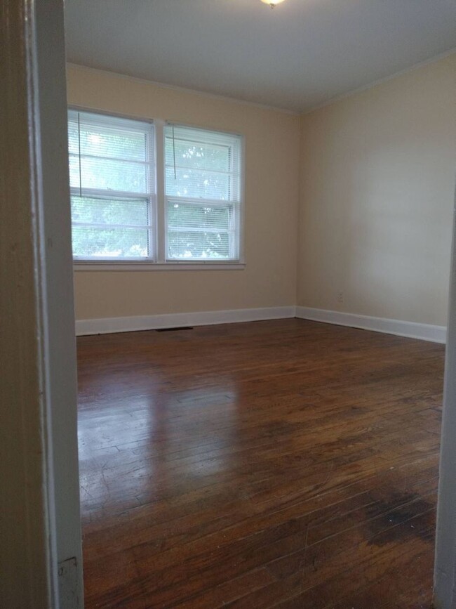 Building Photo - Are you looking for a spacious and 3 bedro...