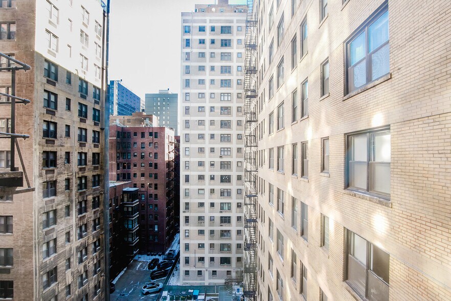 Building Photo - 200 E Chestnut St