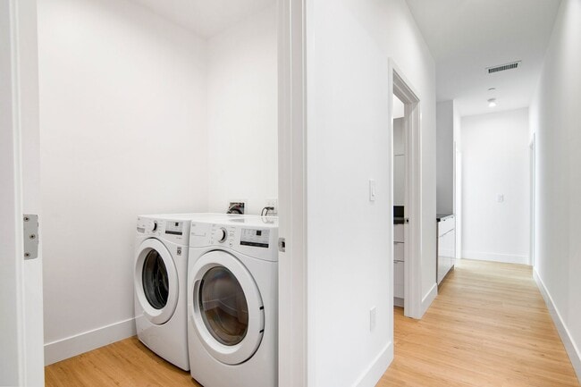Building Photo - Modern 5 bedroom House for lease in Northr...