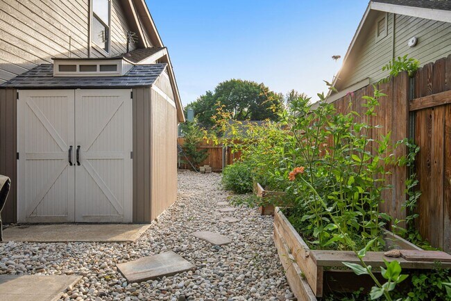 Building Photo - Beautiful 4-Bed, 3-Bath Southeast Boise Ho...