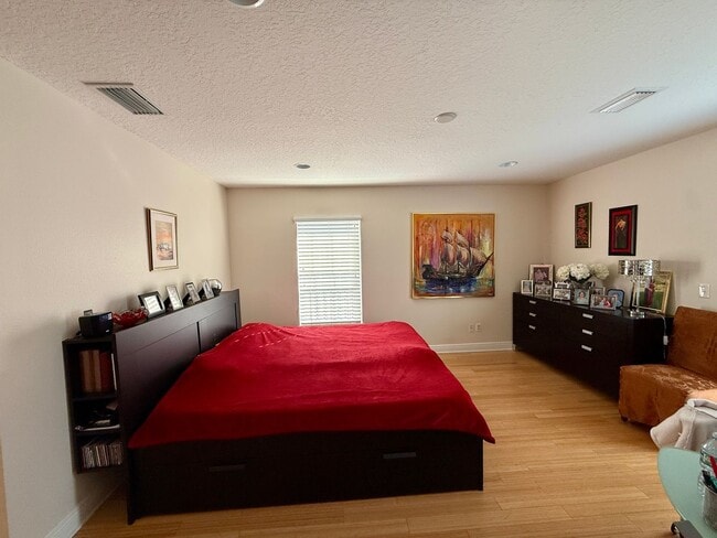 Building Photo - Carillon townhome in Gated Community