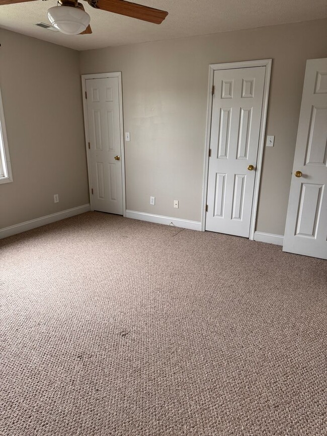 Building Photo - 3 Bedroom || 2 Full Bathroom & 2 Half Bathroom Townhome