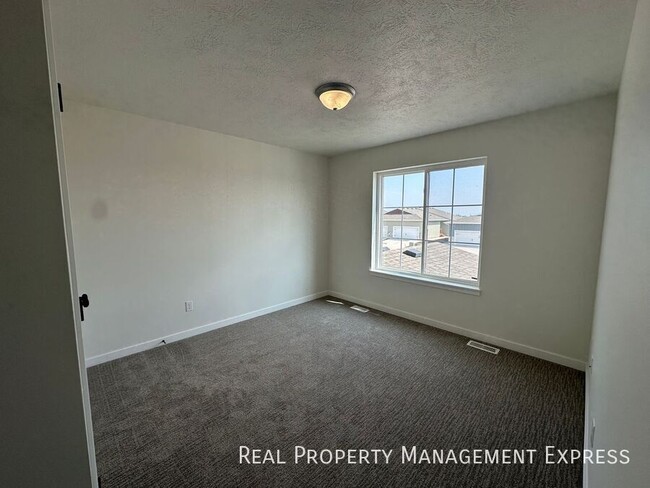 Building Photo - Cozy 2 Bedroom 1.5 Bathroom Townhome