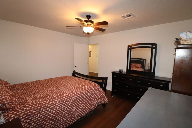 Building Photo - Spacious Home for Rent!