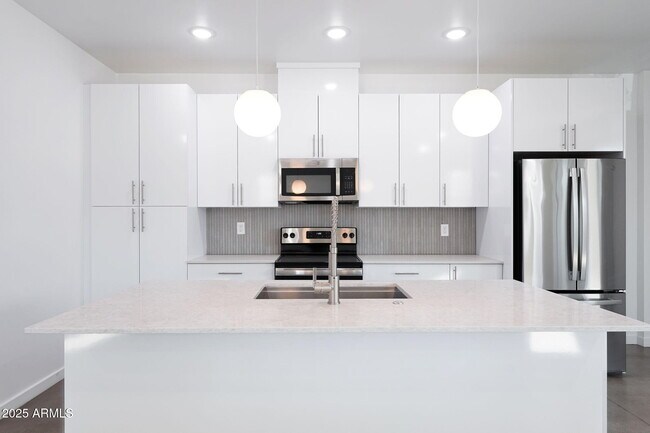 Building Photo - 225 N Pleasant Dr