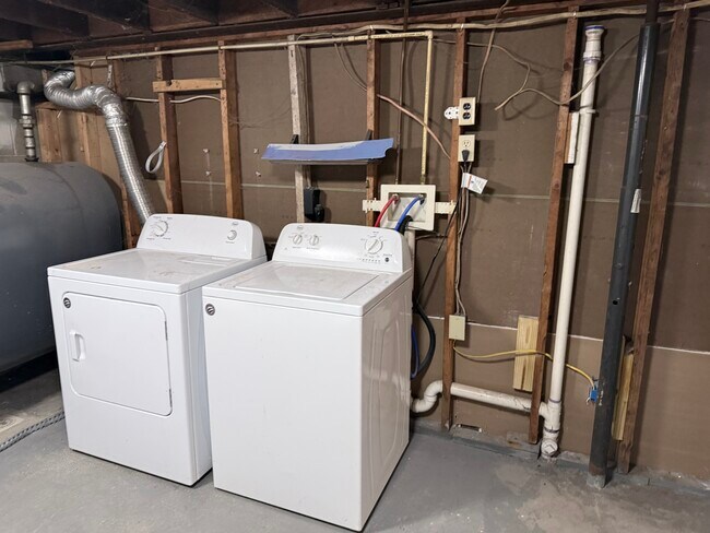 Building Photo - 606 E Main Street Ext