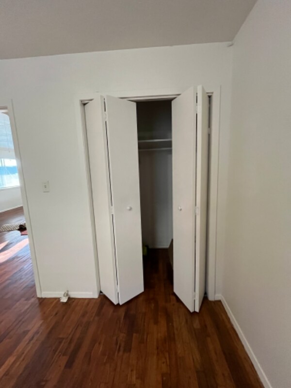 Building Photo - 102 E Pecan St