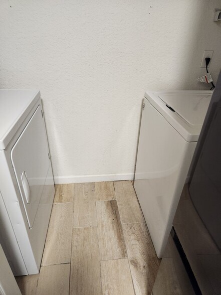 Laundry - 13003 Plantation Park Cir