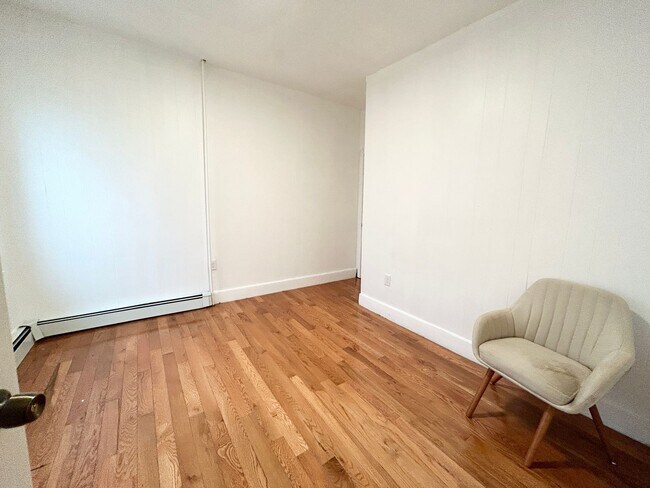 Building Photo - All Utilities Included, Eat-in Kitchen, Laundry on a Site