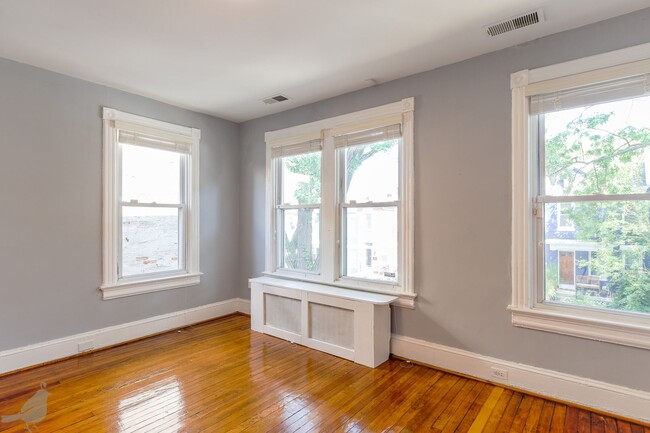 Building Photo - Classy Columbia Heights Row Home! 1/2 Off ...