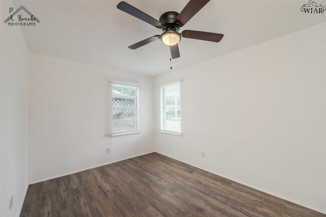 Building Photo - 5017 Kingston Dr