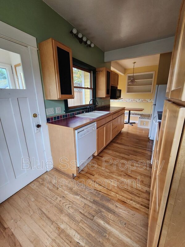 Building Photo - 137 W 13th St