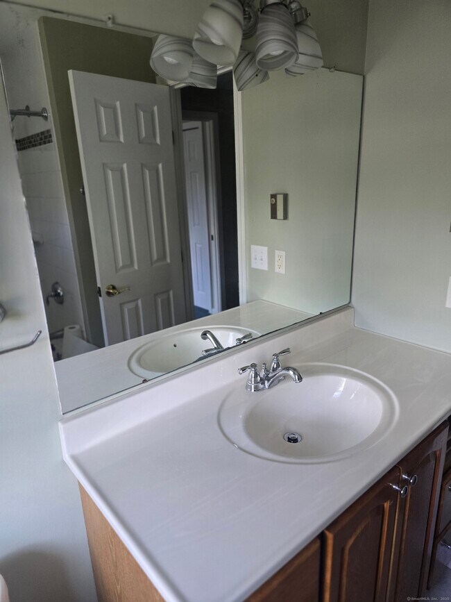 Building Photo - 17 Old Farms Ln