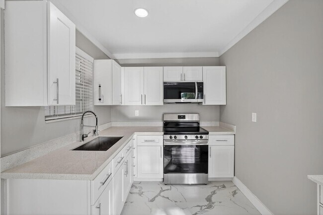 Building Photo - 108 SW 24th Ave