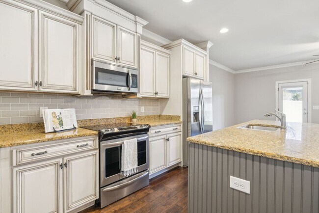 Building Photo - 3 BR/2.5 BA Luxury Townhome