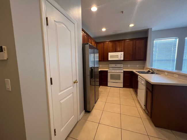 Building Photo - 10764 Garden Lily Dr