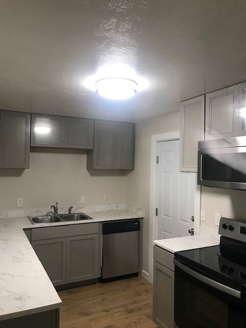 Building Photo - 725 Narregan St