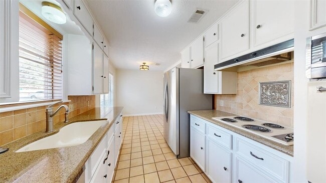 Building Photo - 3800 Windridge Dr