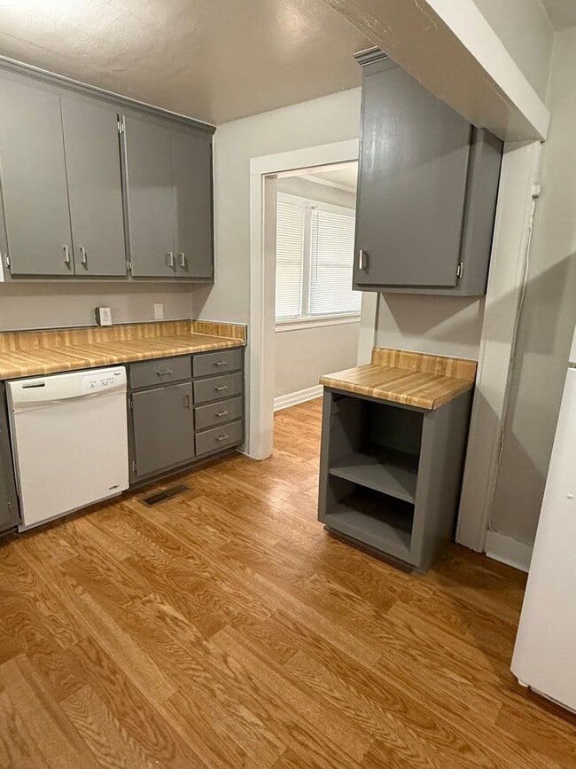 Building Photo - FIRST FULL MONTH RENT FREE