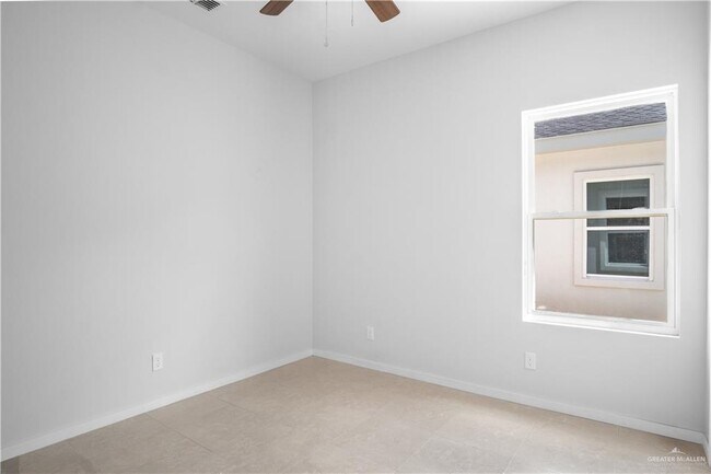 Building Photo - 604 N Onyx Ave