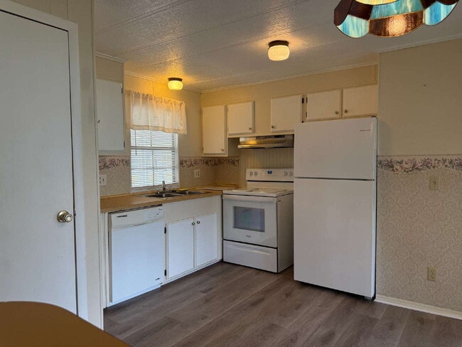 Building Photo - Cozy 2 Bedroom, 2 Bathroom Gem in St. Cloud – Your Perfect Retreat Awaits!