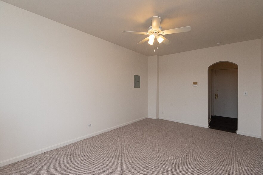 Building Photo - 3947 W Irving Park Rd