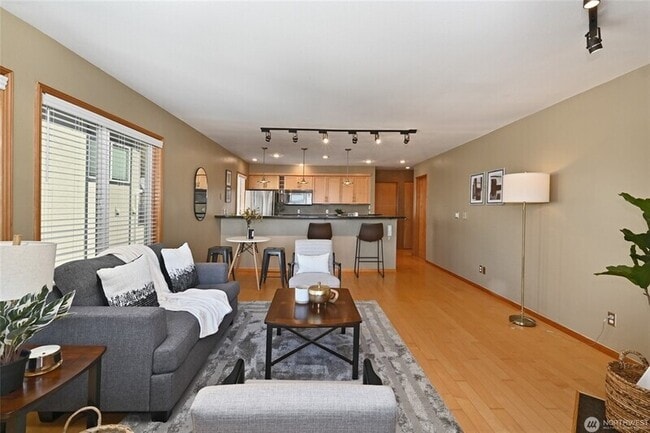 Building Photo - 4226 Beach Dr SW