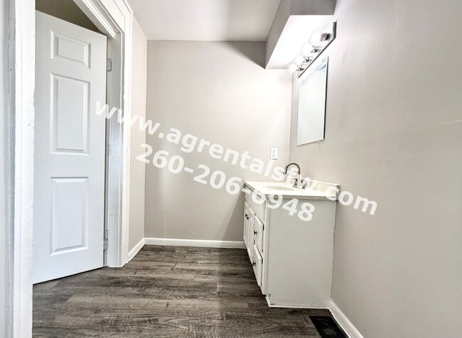 Building Photo - 3 Bedroom House